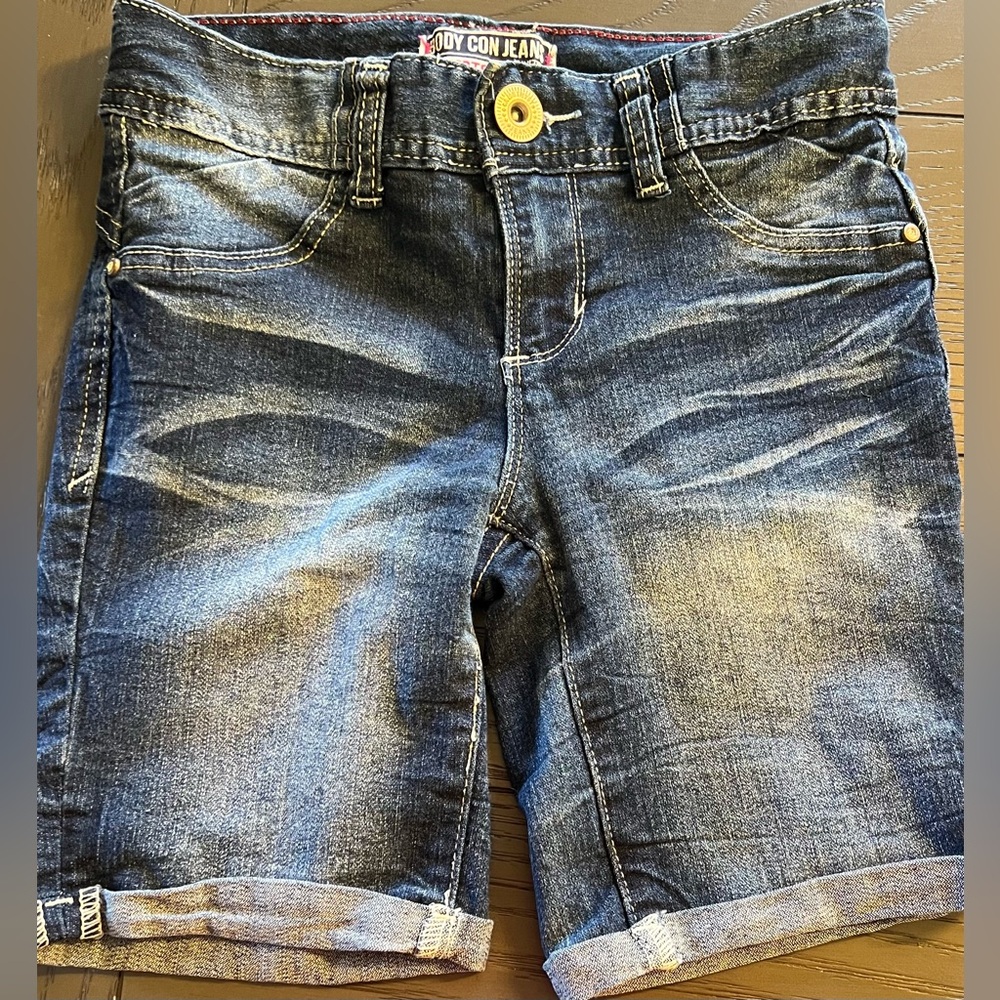 Body Con Jeans Shorts By Amethyst Dark Washed Denim With Fading & Whitening Sz 0